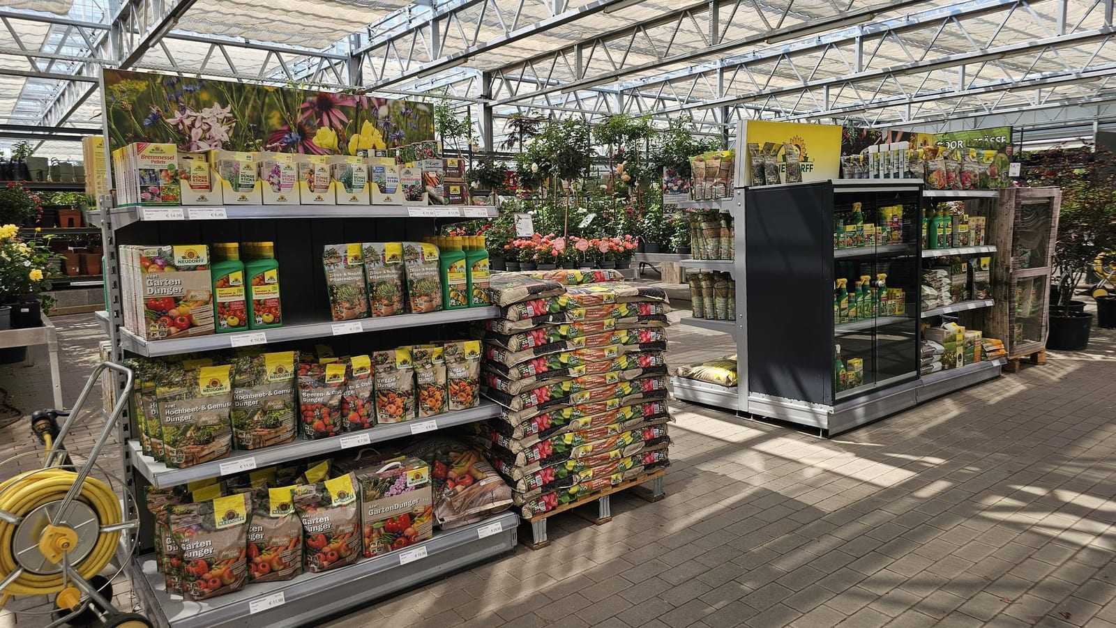 Regalgondeln mit Vogelfutter und Sämereien auf der Verkaufsfläche