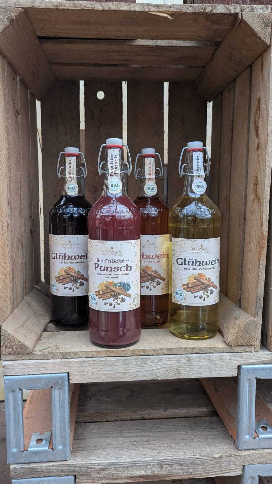 Flaschen Secco und Glühwein in einer Holzkiste im Verkaufsraum