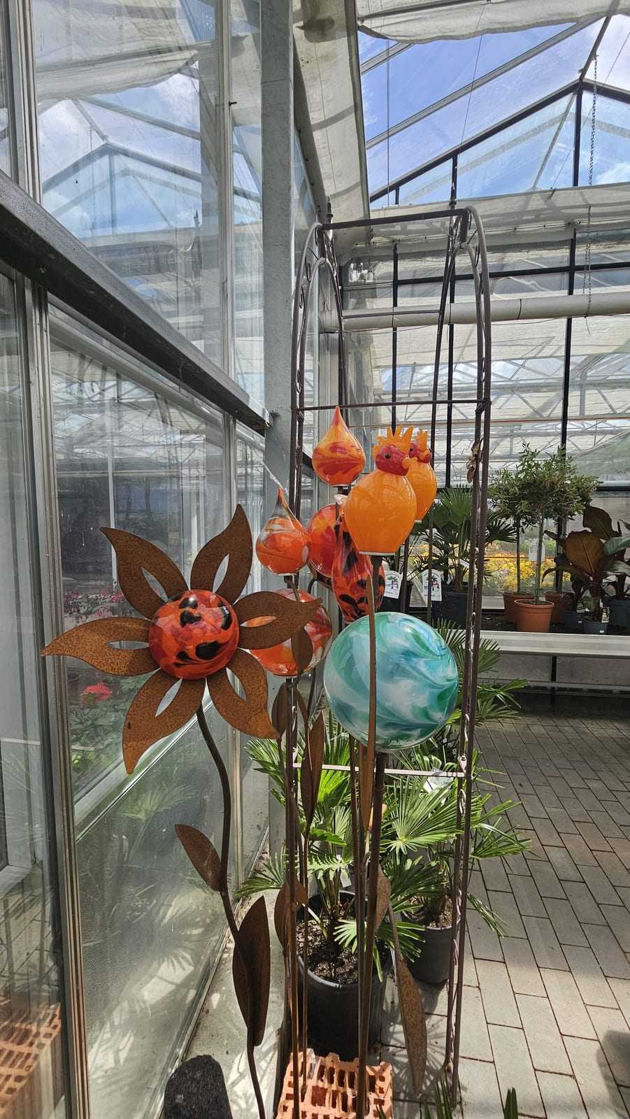 Gartenstecker aus Metall und Glas im Gewächshaus