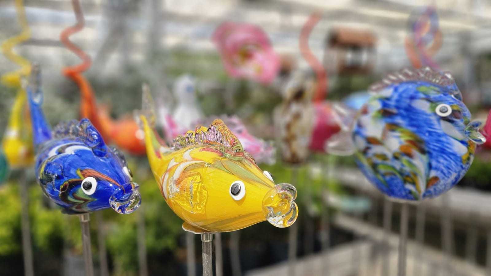 Gartenstecker in Fischform aus buntem Glas