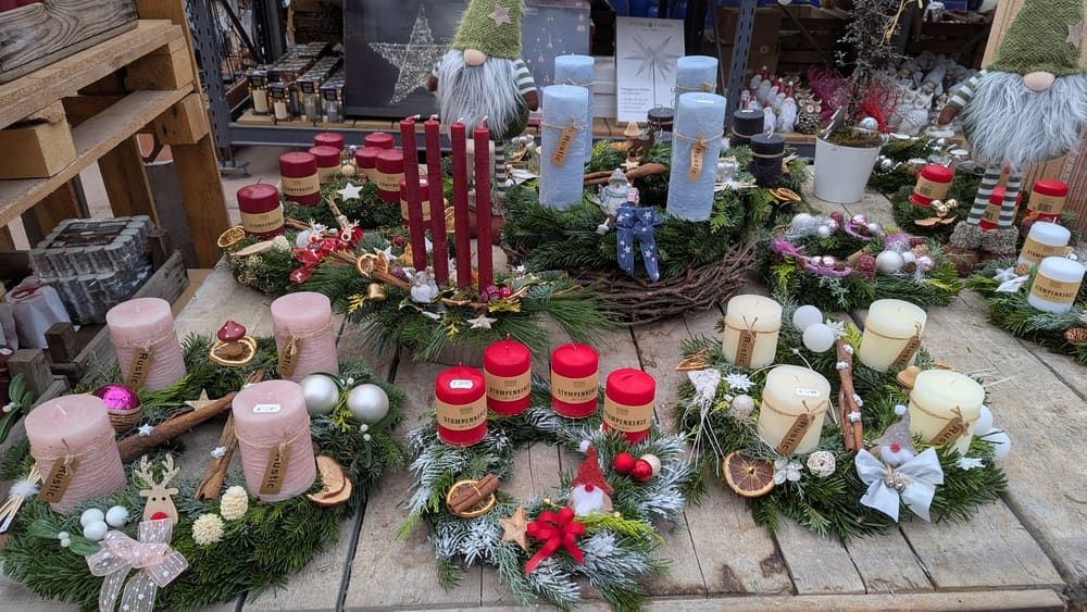 Adventsgestecke aus einer zweiten Perspektive, Kerzen und Zapfen